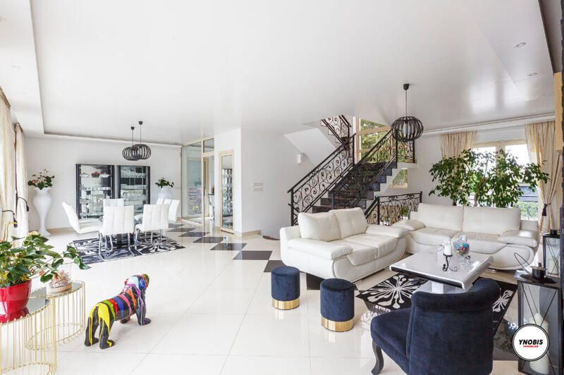 Maison - 190 m² - 8 pièces