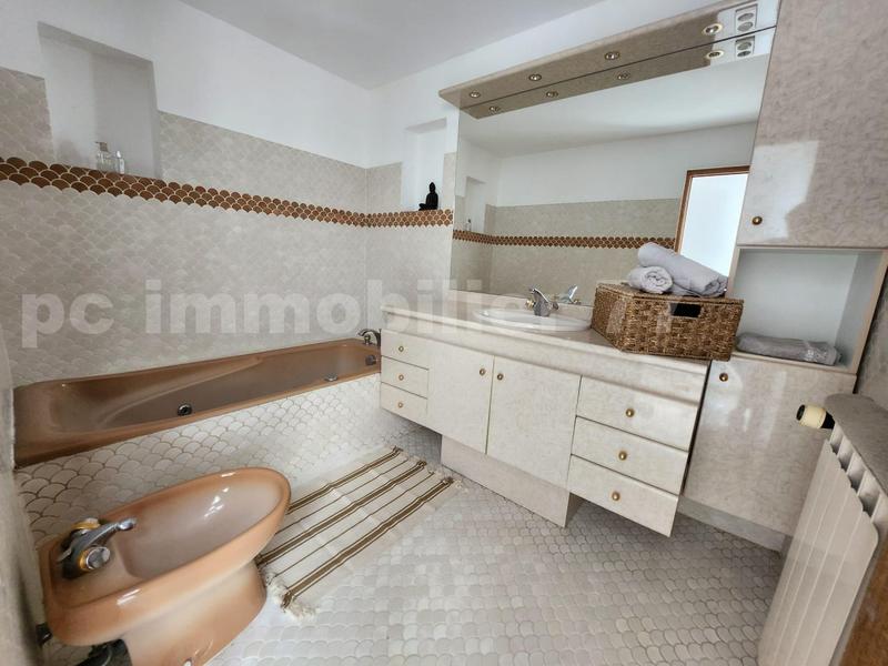 Villa - 271 m² - 8 pièces