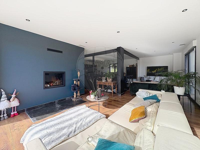 Maison - 207 m² - 7 pièces