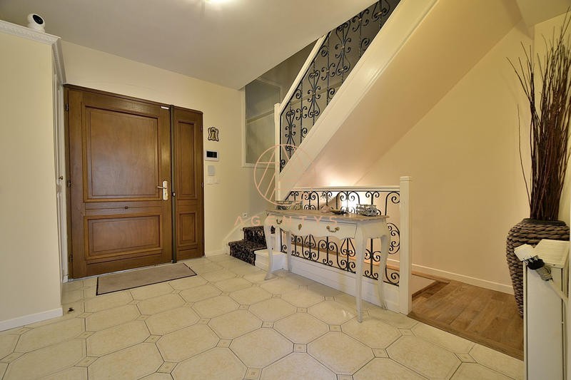 Maison - 200 m² - 8 pièces