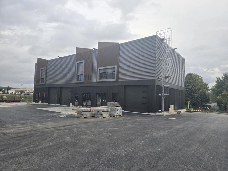 Local d'activité / Entrepôt - 239 m²