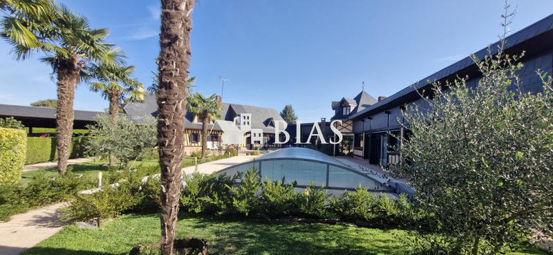 Maison - 360 m² - 6 pièces