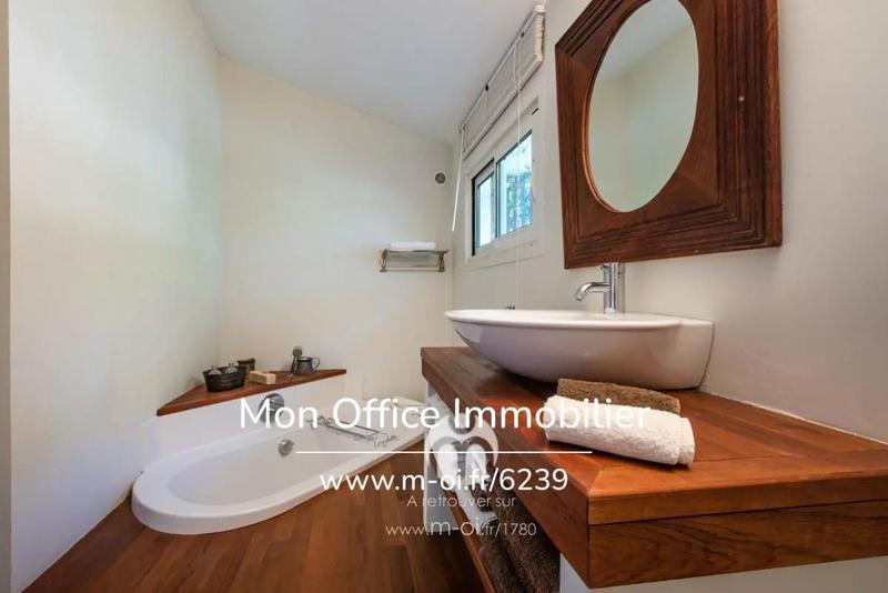 Propriété - 191 m² - 6 pièces