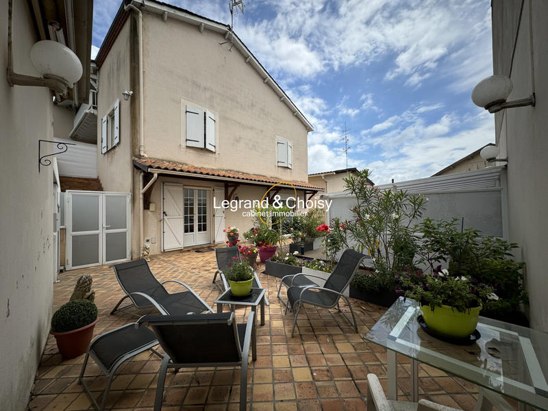 Maison - 340 m² - 8 pièces