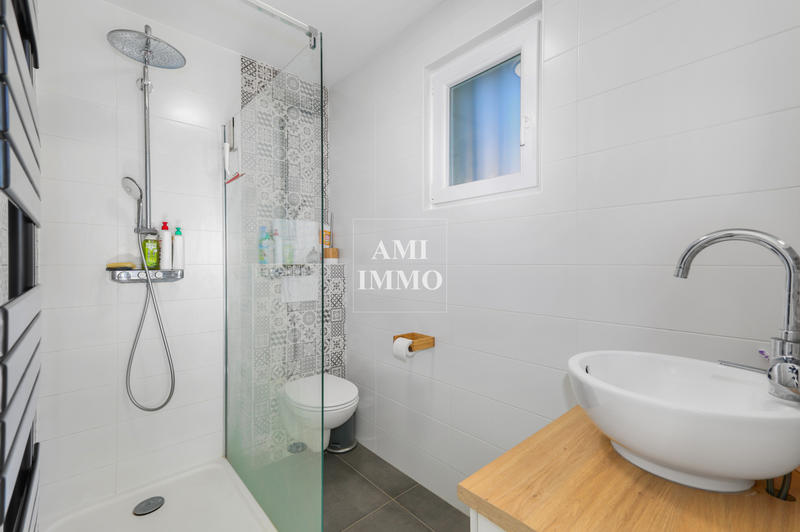 Propriété - 247 m² - 9 pièces