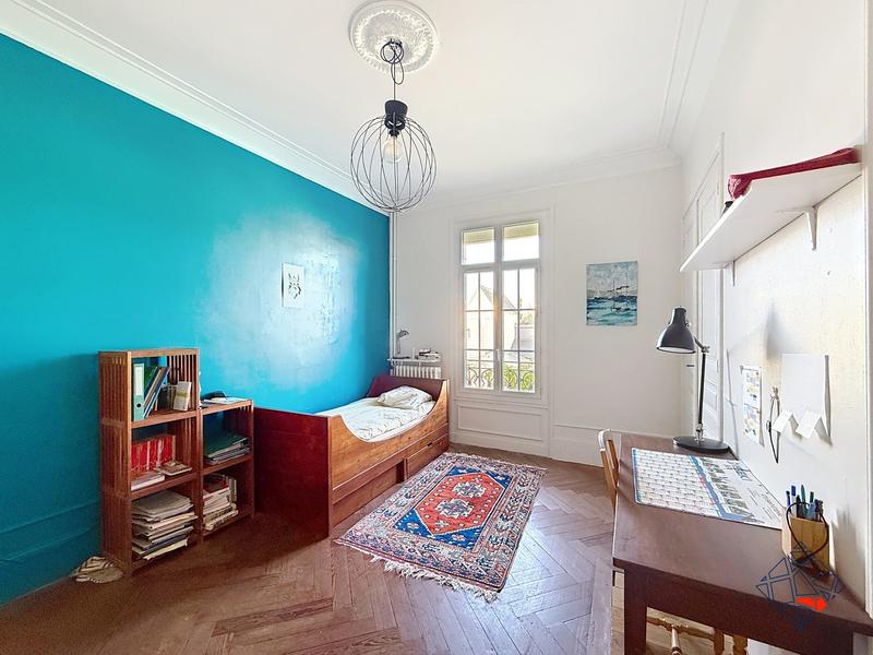 Maison - 240 m² - 10 pièces