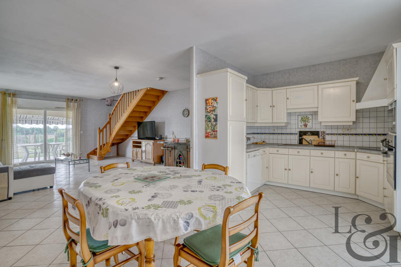 Maison - 240 m² - 11 pièces