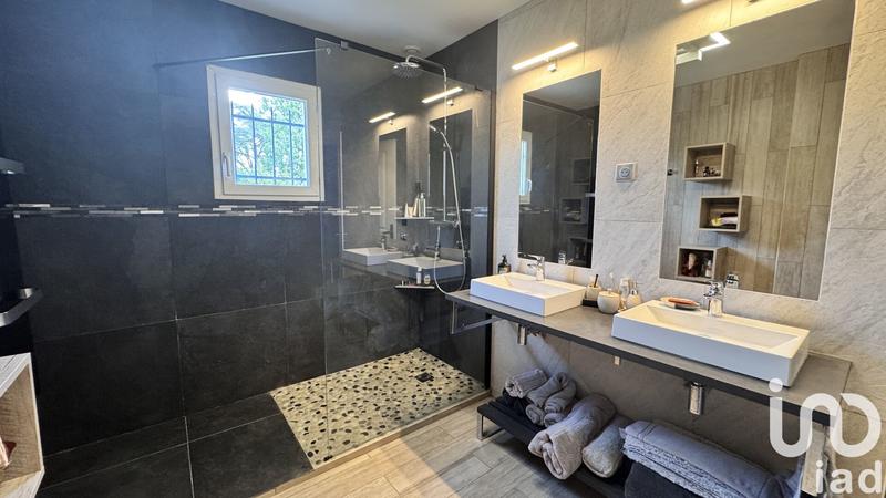 Maison - 214 m² - 8 pièces