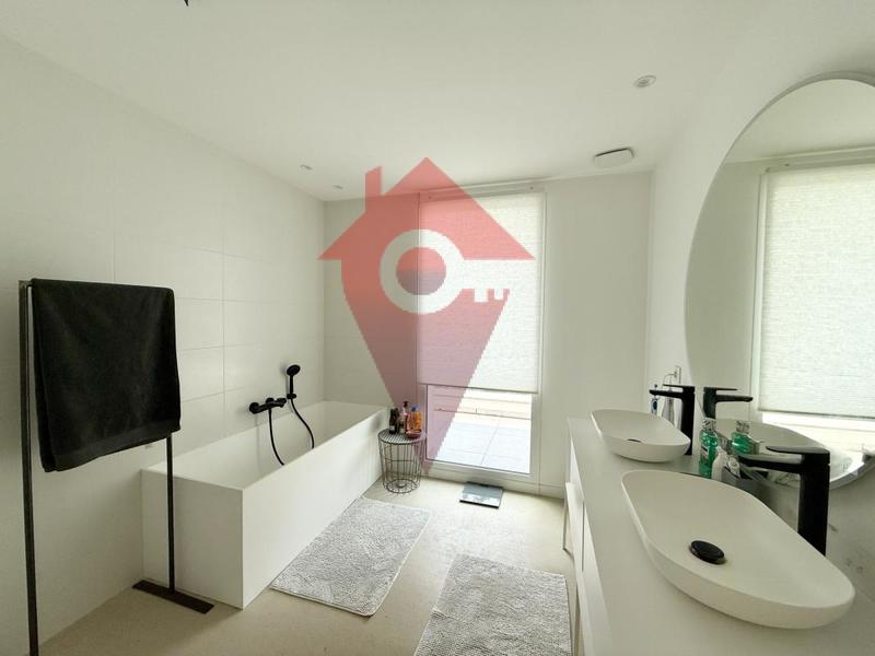 Maison - 285 m² - 8 pièces