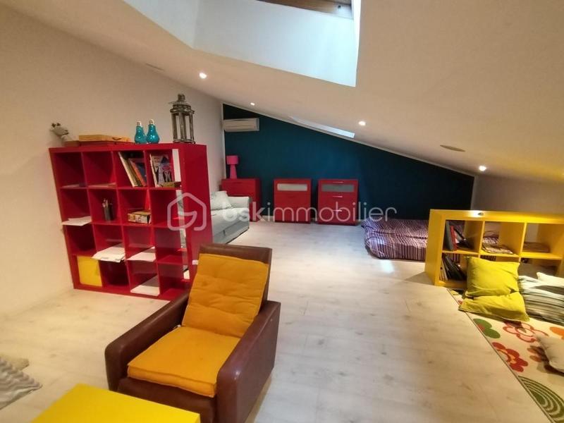 Maison traditionnelle - 330 m² - 11 pièces