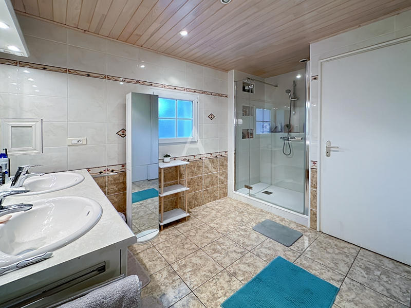 Maison - 223 m² - 7 pièces