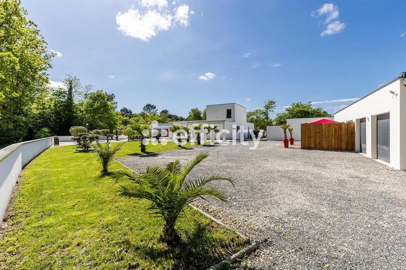 Maison - 340 m² - 10 pièces