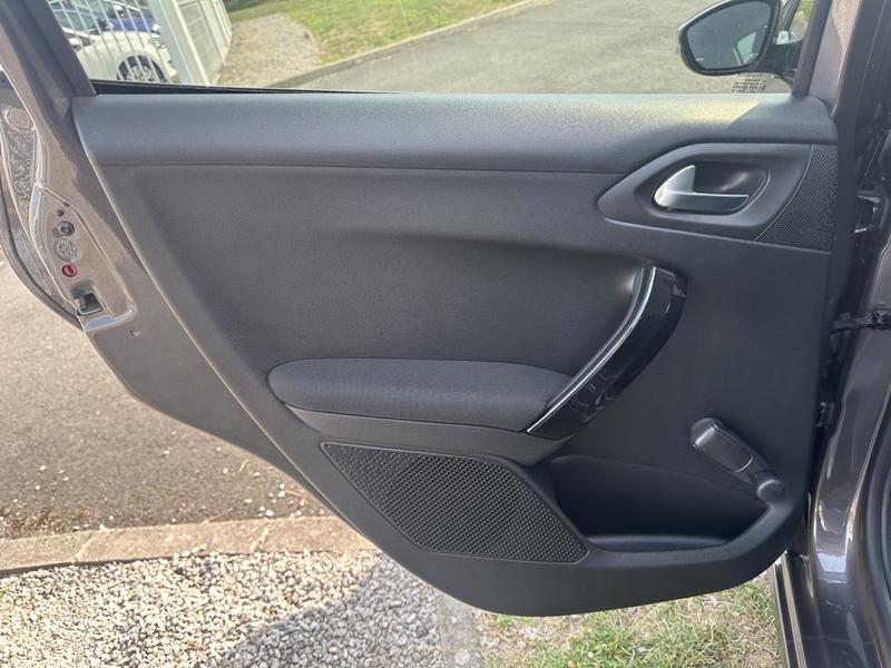 Peugeot 208 Style 1.2 Essence 82cv 1ère Main CarPlay/Android Auto Radar Ar