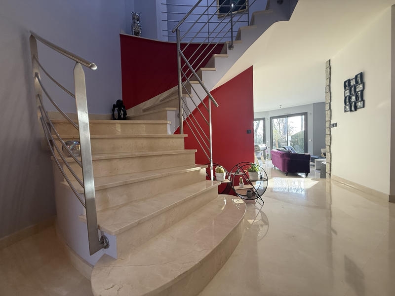 Maison - 300 m² - 8 pièces