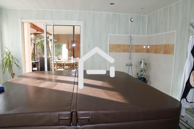 Demeure - 295 m² - 9 pièces