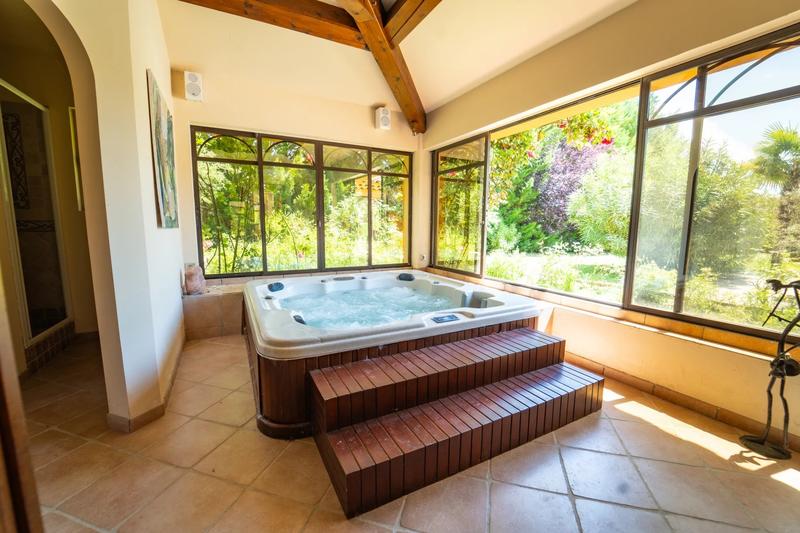 Propriété - 307 m² - 7 pièces