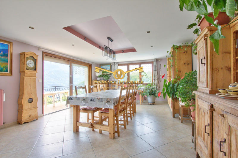 Maison - 215 m² - 7 pièces