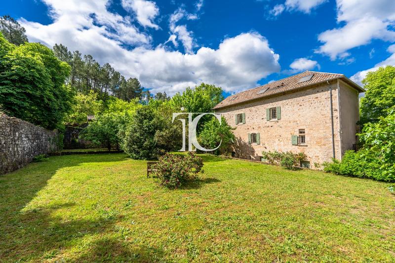 Maison - 334 m² - 8 pièces