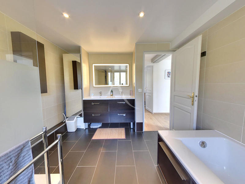 Maison - 183 m² - 8 pièces