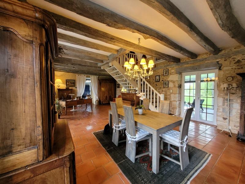 Propriété - 470 m² - 15 pièces