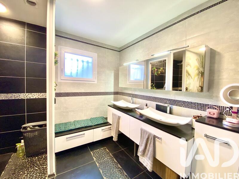 Maison - 166 m² - 10 pièces