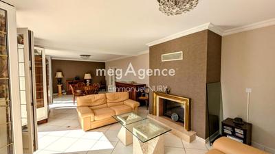 Maison - 202 m² - 7 pièces