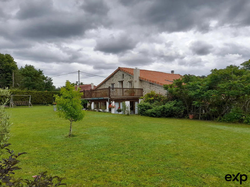 Maison traditionnelle - 232 m² - 8 pièces