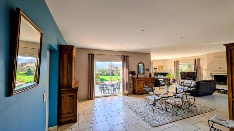 Maison traditionnelle - 212 m² - 8 pièces