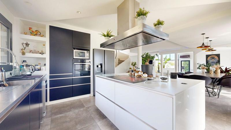 Maison - 220 m² - 5 pièces