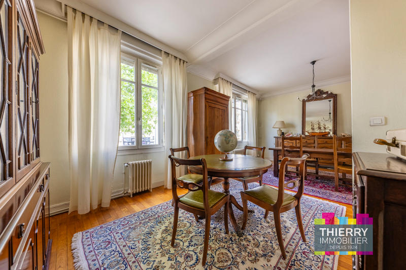 Maison - 238 m² - 8 pièces