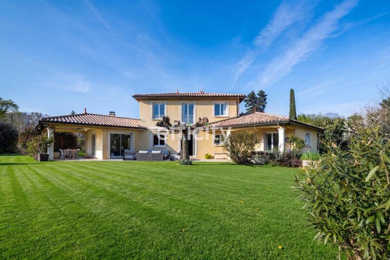 Maison - 290 m² - 9 pièces