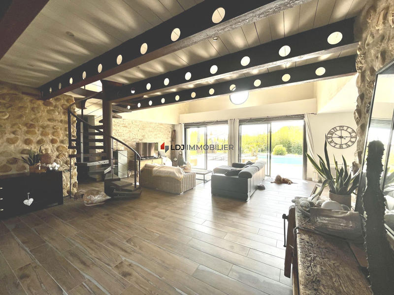 Maison - 210 m² - 5 pièces