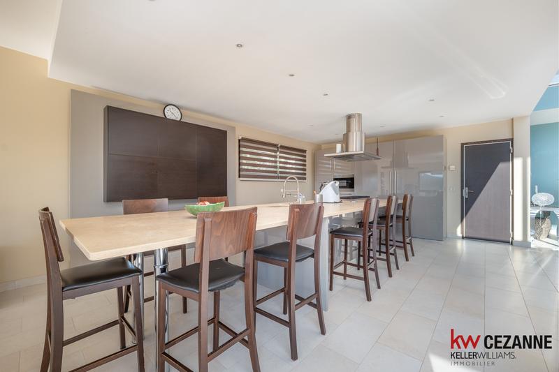 Maison - 248 m² - 8 pièces