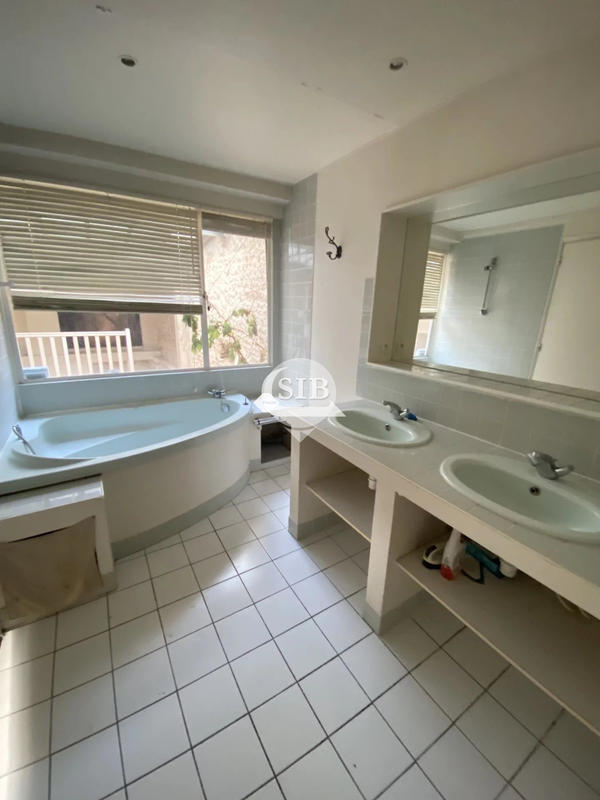 Maison - 228 m² - 7 pièces