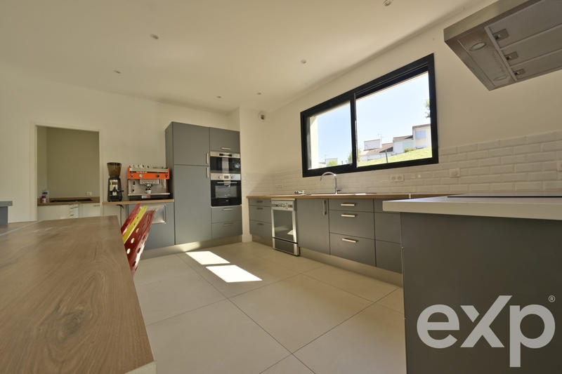 Maison - 202 m² - 5 pièces