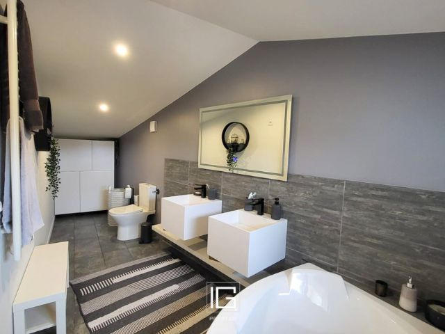 Maison - 240 m² - 9 pièces