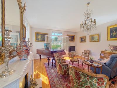 Maison - 254 m² - 9 pièces