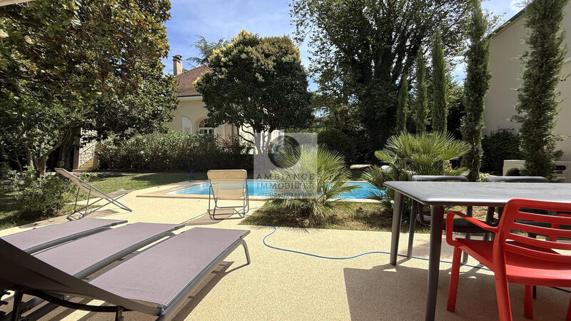 Maison - 342 m² - 9 pièces