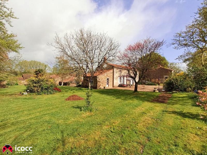 Propriété - 217 m² - 10 pièces