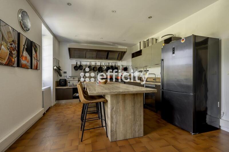 Maison - 325 m² - 7 pièces