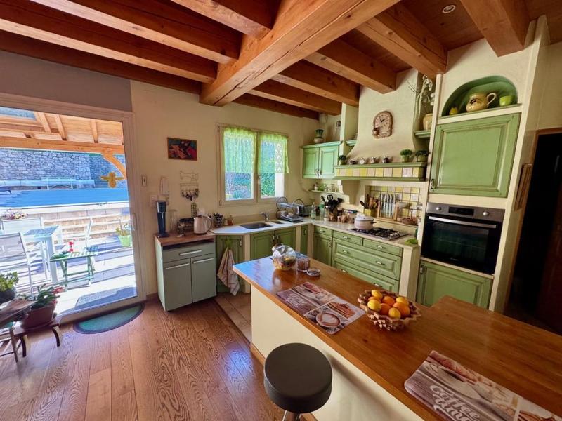 Maison traditionnelle - 175 m² - 9 pièces