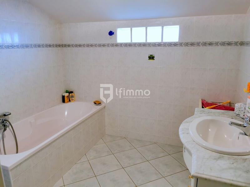 Maison - 225 m² - 11 pièces