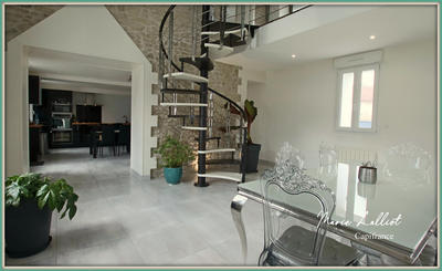 Maison - 360 m² - 10 pièces