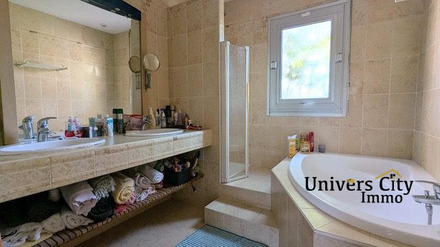 Maison - 186 m² - 7 pièces