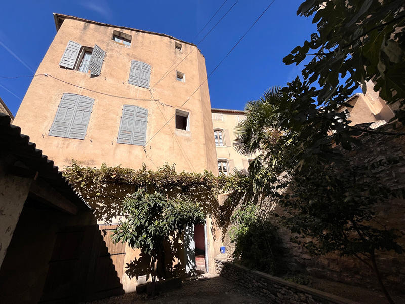 Maison - 289 m² - 12 pièces