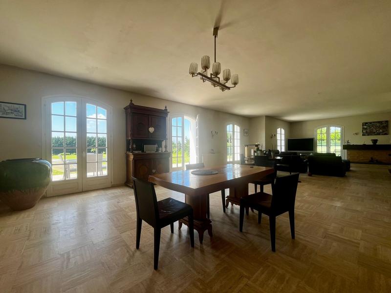Maison - 230 m² - 10 pièces