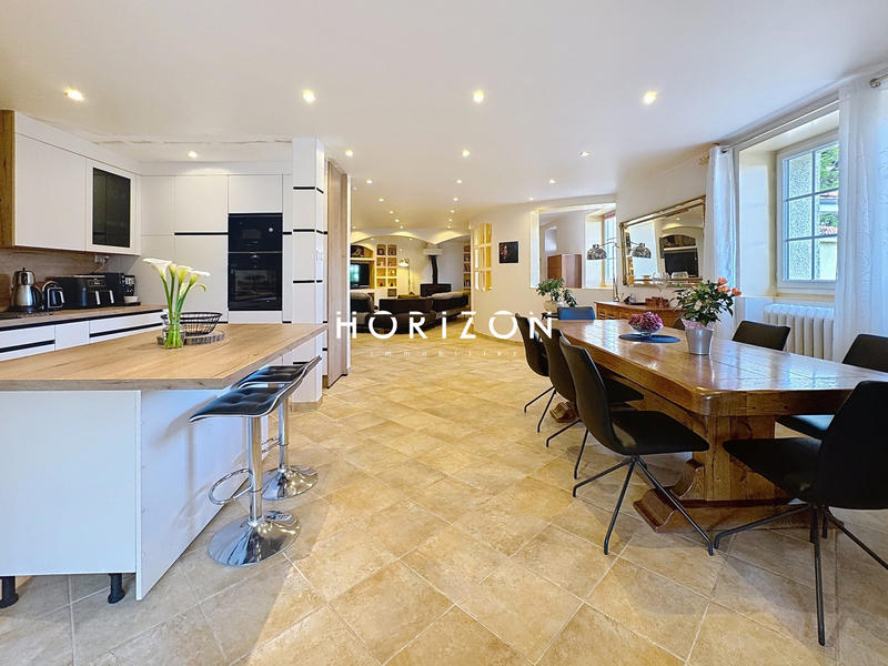 Maison - 201 m² - 6 pièces