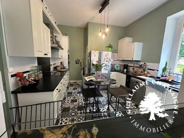 Maison traditionnelle - 220 m² - 7 pièces