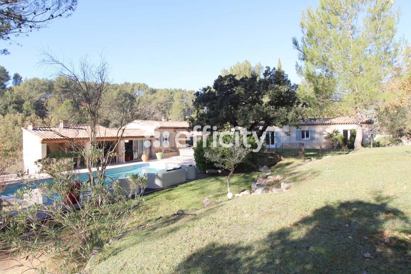 Maison - 238 m² - 8 pièces