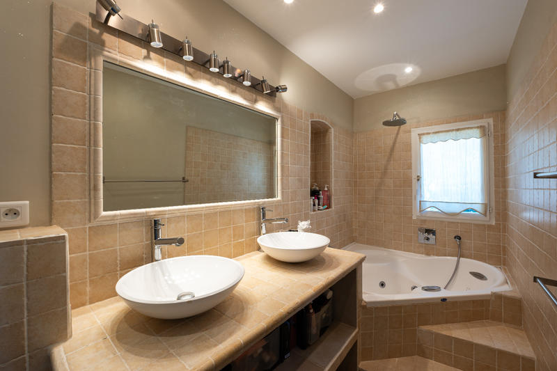 Propriété - 325 m² - 8 pièces